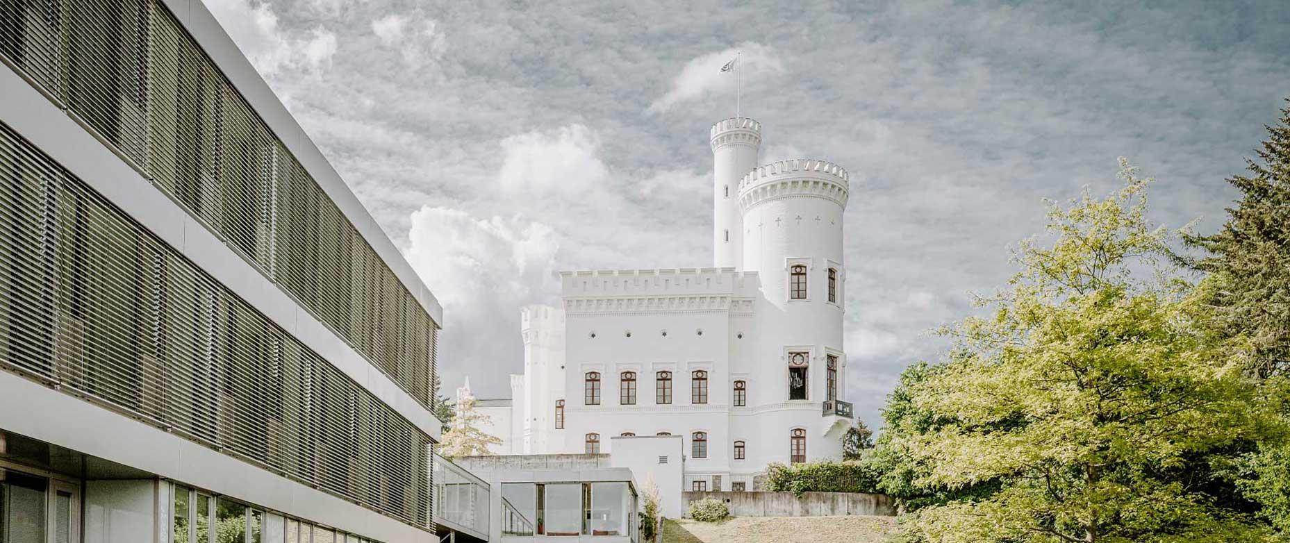 Blick auf die Burganlage mit angrenzendem Neubau der Blomenburg Privatklinik Blomenburg Privatklinik: Burganlage und angrenzender Neubau
