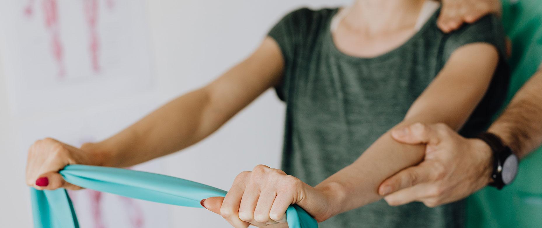 Patientin trainiert in der Physiotherapie in der Blomenburg Privatklinik Die Physiotherapie ist integraler Bestandteil des Therrapiekonzeptes der Blomenburg Privatklinik