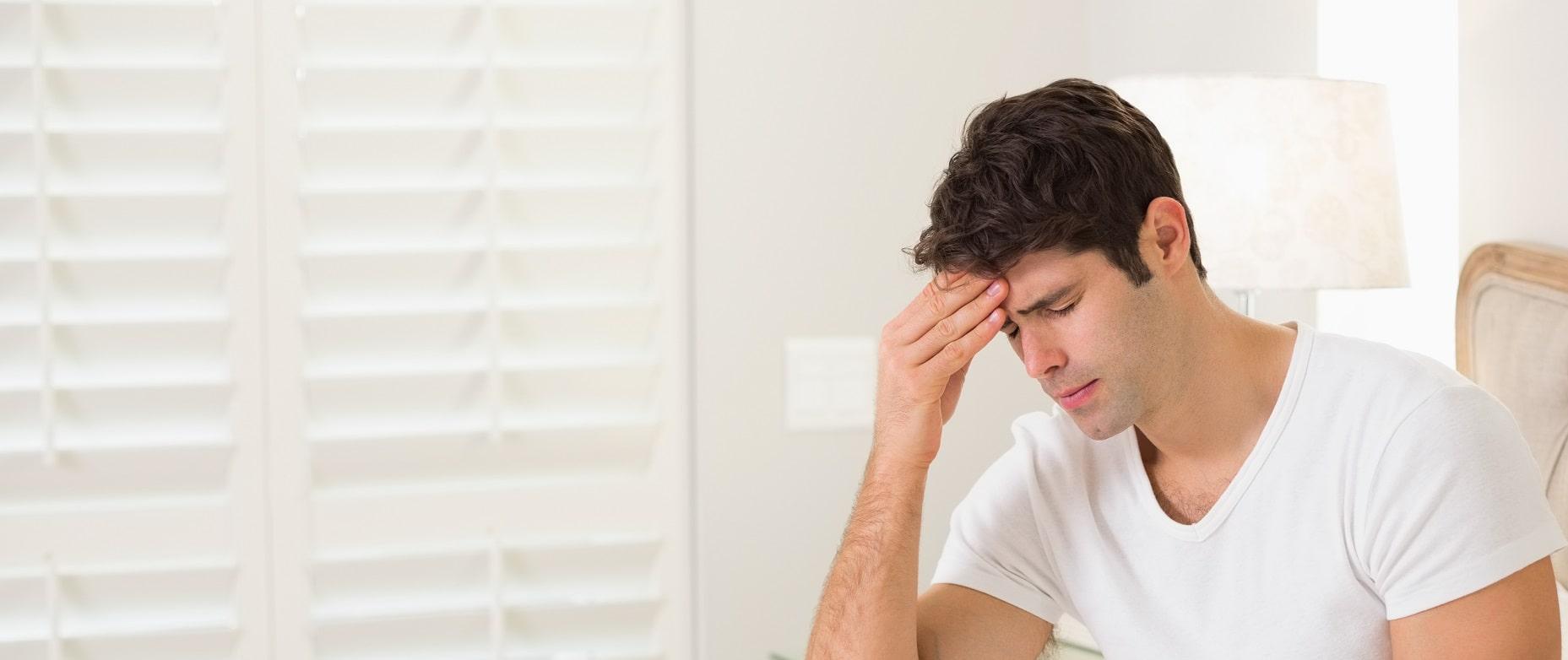 Mann mit chronischen Kopfschmerzen – Therapie bei Somatoformen Störungen im Sinne der Psychosomatik in der Blomenburg Privatklinik Privatklinik für Somatoforme Störungen & Psychosomatik – Behandlung in der Blomenburg