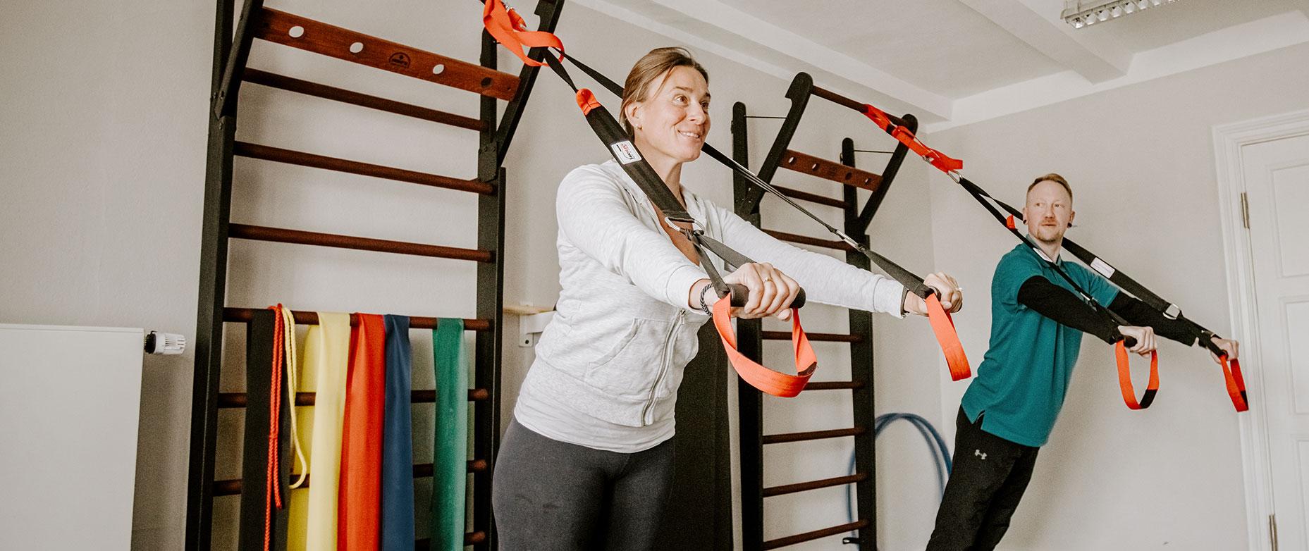 Frau trainiert in der Sporttherapie in der Blomenburg Privatklinik Sporttherapie mit Sportwissenschaftler Dennis Schmöde in der Blomenburg Privatklinik