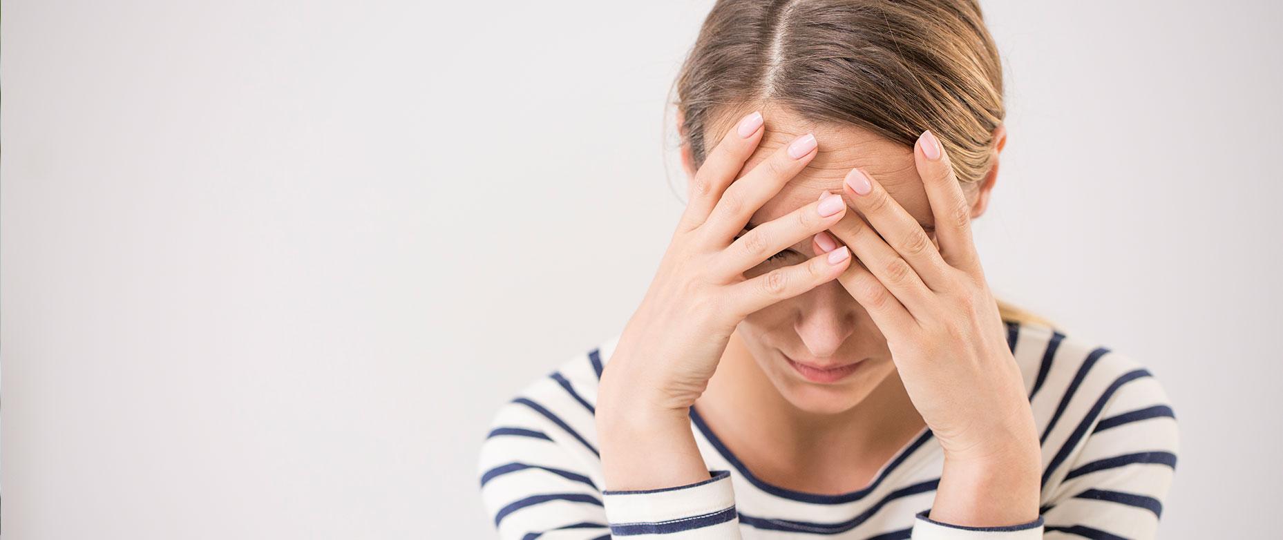 Frau leider unter Zwangsstörungen – Effektive Therapie in der Blomenburg Privatklinik Privatklinik für Zwangsstörungen – Behandlung in der Blomenburg Privatklinik