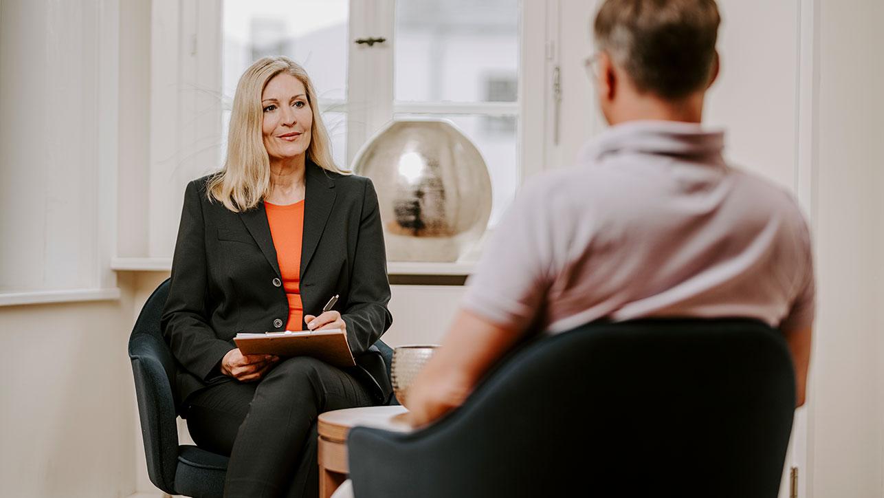 Gespräch zwischen Arzt und Patient in der Blomenburg Privatklinik Die Ärzte und Therapeuten der Blomenburg Privatklinik widmen sich im vertraulichen Einzelgespräch individuell den Symptomen Ihrer Depression, Ihres Burnout-Syndroms oder Ihrer Angststörung.