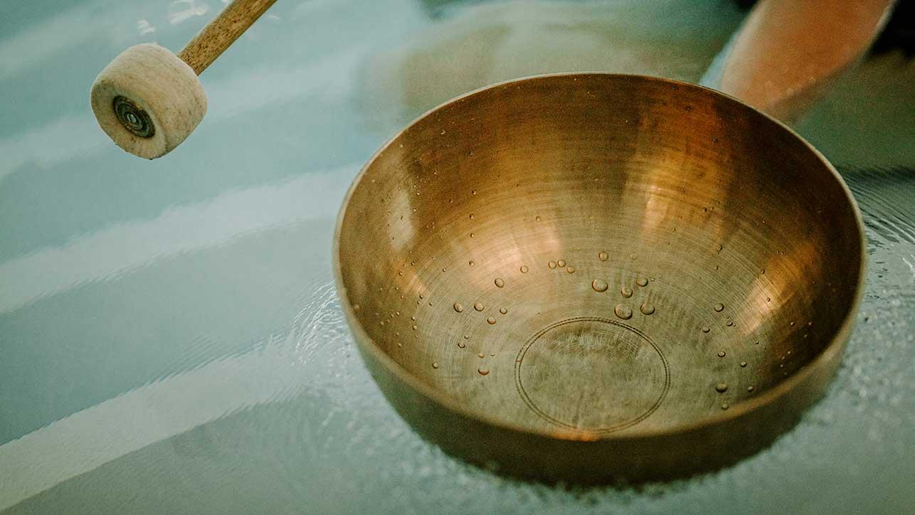 Klangschale im Wasser – Musiktherapie als adjuvantes Therapieangebot in der Blomenburg Privatklinik Vielfältige adjuvante Therapieangebot, wie die Klangschalentherapie, stützen die ganzheitliche Ausrichtung der Blomenburg Privatklinik