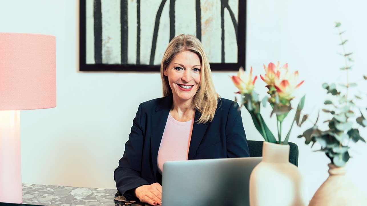Portraitaufnahme von Dr. Stephanie Grabhorn, Chefärztin der Blomenburg Privatklinik Frau Dr. Stephanie Grabhorn, Chefärztin, heißt Sie herzlich Willkommen in der Blomenburg Privatklinik.