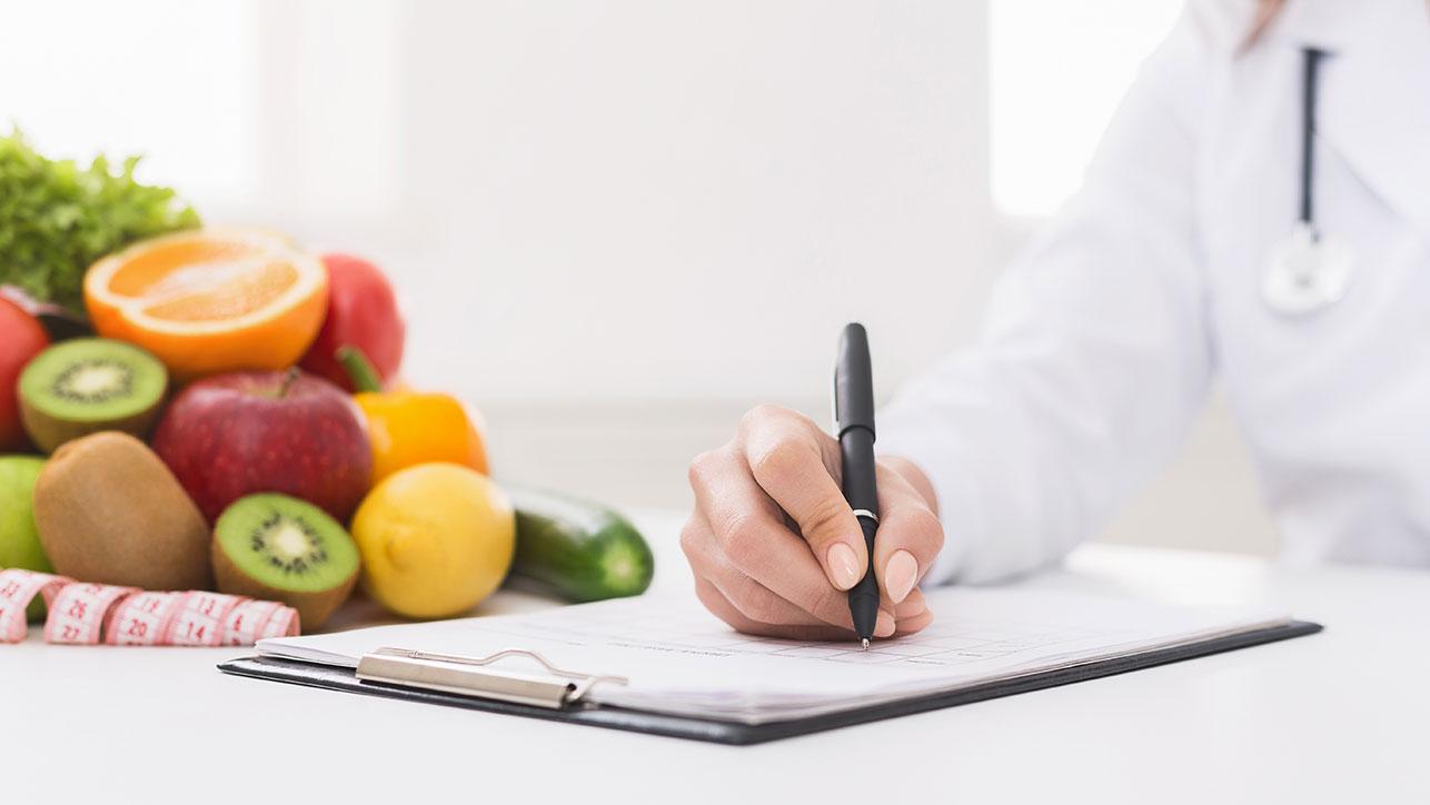 Mann analysiert den Nährstoffhaushalt eines Patienten, um Ernährungsgewohnheiten und Mangelerscheinungen aufzudecken. Ein Ungleichgewicht des Nährstoffhaushaltes kann psychische Erkrankungen wie die Depression begünstigen. Die Blomenburg Privatklinik beachtet Ihren einzigartigen Nährstoffhaushalt (orthomolekulare Medizin).