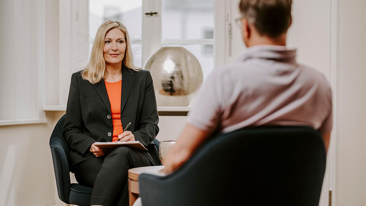 Gesunde Stärke und Regeneration durch hochfrequente Einzelgespräche in der Blomenburg Privatklinik Einzeltherapien und Kleingruppengespräche in der Blomenburg Privatklinik sind Fokus des ganzheitlichen Therapiekonzeptes in der Klinik.