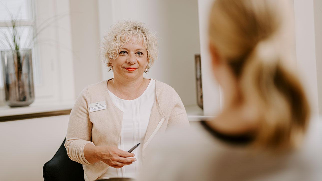 Patientin und Therapeutin im psychotherapeutischen Gespräch in der Blomenburg Privatklinik Hochfrequente Psychotherapie als Basis der ganzheitlichen Therapie in der Blomenburg Privatklinik
