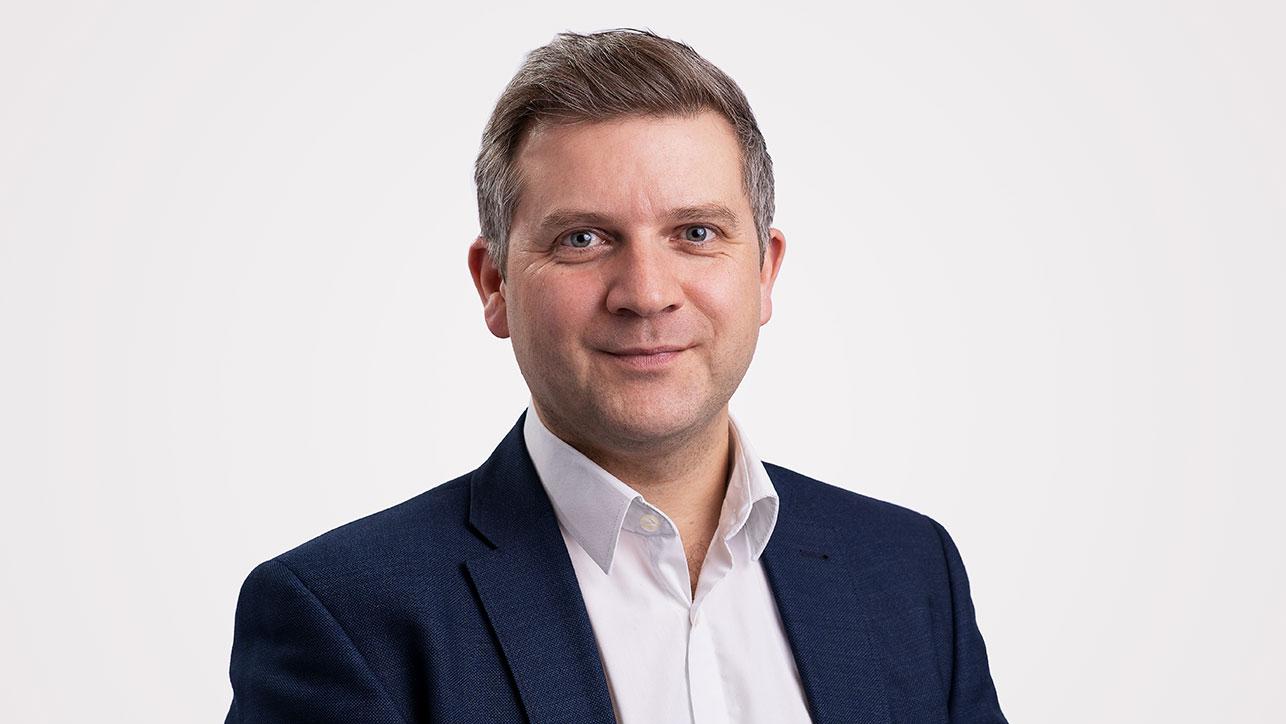 Portraitfoto von Professor Christian Sina, Beiratsmitglied der Blomenburg Privatklinik und Direktor am Institut für Ernährungsmedizin am UKSH Prof. Dr. Christian Sina, Direktor am Institut für Ernährungsmedizin am UKSH, unterstützt die Blomenburg Privatklinik mit wissenschaftlicher Expertise als Beiratsmitglied.