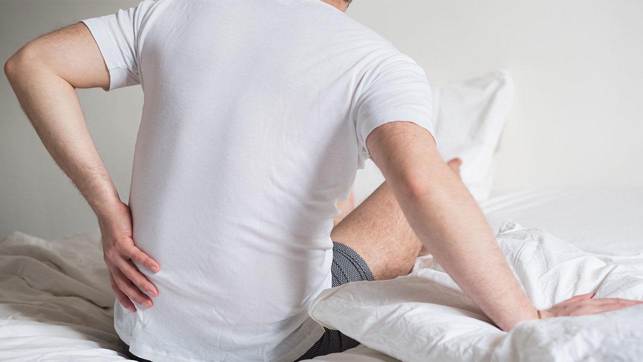 Mann leidet unter Rückenschmerzen (Somatoforme Störung) Die Blomenburg Privatklinik klärt Sie über die Symptome und Ursachen einer Somatoformen Störung auf.