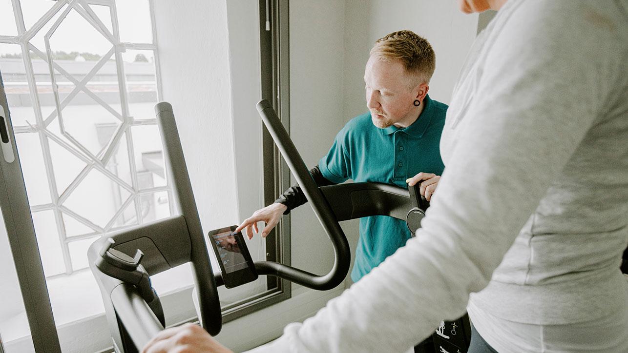 Patientin beim Fitnesstraining im Fitnessstudio der Blomenburg Privatklinik Fitnesstraining ist Teil der Sporttherapie in der Blomenburg Privatklinik