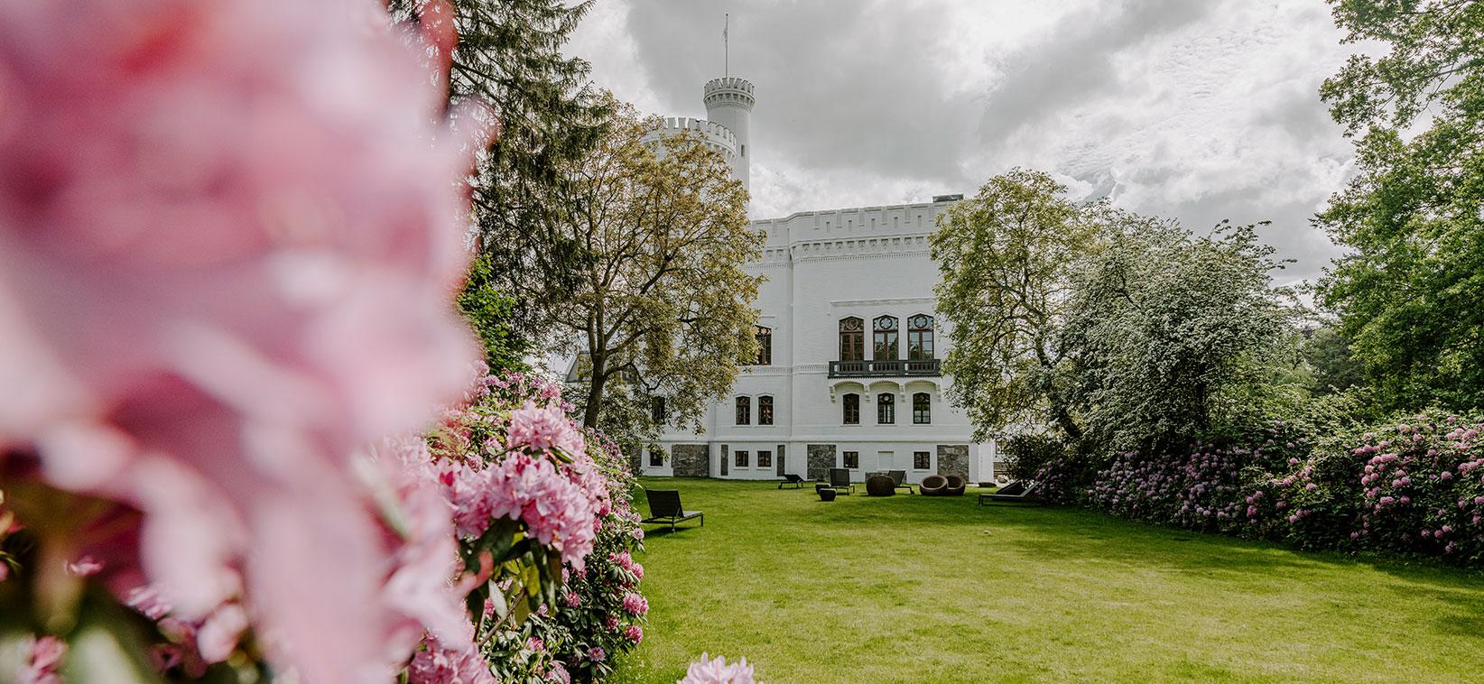 Blühender Garten in der Blomenburg Privatklinik Der Garten der Blomenburg Privatklinik blüht im Sommer in einer bunten Farbenvielfalt und lädt bei warmen Temperaturen zu Kaffee und Kuchen ein.