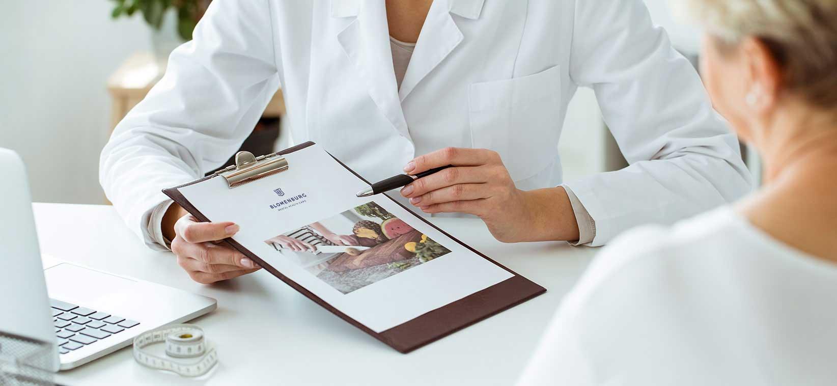 Besprechung des personalisierten Ernährungskonzepts in der Blomenburg Privatklinik bei Depressionen Einfluss der Ernährung bei einer Depression – Personalisierte Ernährung ist Teil des Therapiekonzeptes in der Blomenburg Privatklinik