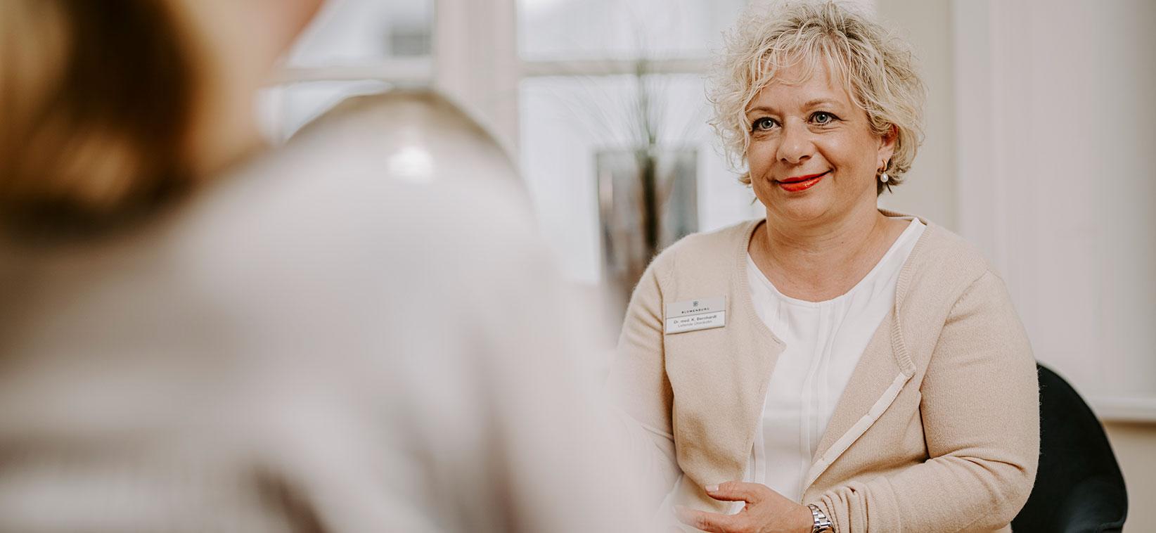 Hochfrequente Psychotherapie in der Blomenburg Privatklinik Bei psychischen Erkrankungen wie Depressionen, Burnout, Traumafolgestörungen, Schlafstörungen, Angststörungen, Zwangstörungen oder Tinnitus, setzt die Blomenburg Privatklinik auf hochfrequente Psychotherapie.