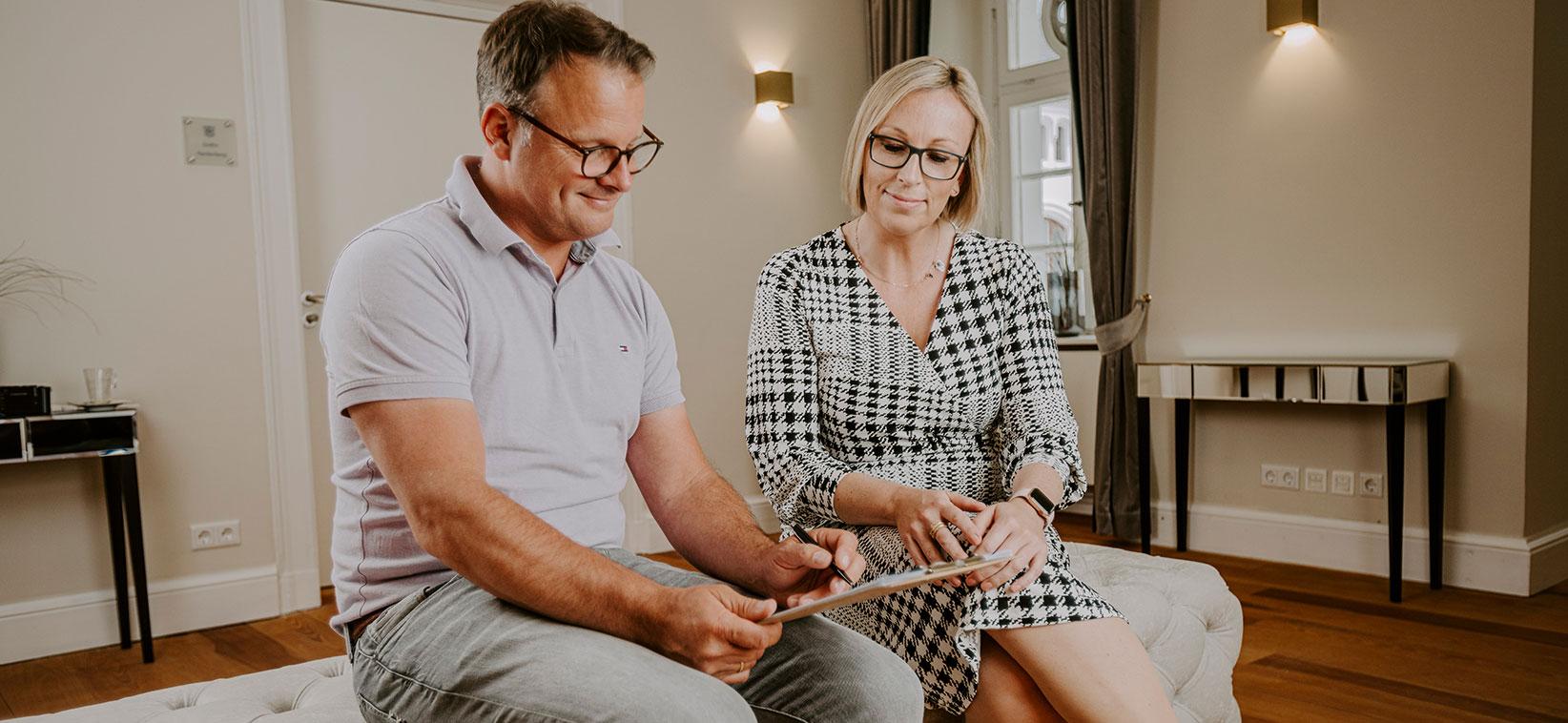 Mann & Frau besprechen individuellen Therapieplan in der Blomenburg Privatklinik Individueller Therapieplan: Mit einer innovativen Therapievielfalt bietet die Blomenburg Privatklinik eine höchst personalisierte Behandlung.