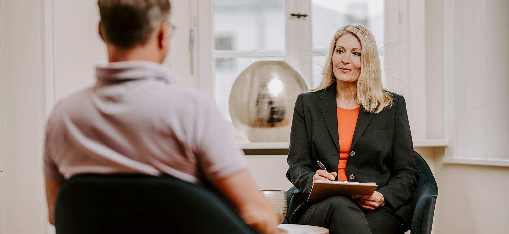 Intensive Einzelbetreuung in der Blomenburg Privatklinik – Frau Dr. Stephanie Grabhorn im psychotherapeutischen Gespräch Intensive Einzelbetreuung: Die hohe Therapeutendichte mit einem Patienten-Therapeuten-Schlüssel von 2 zu 1 ermöglicht eine überdurchschnittlich individuelle Betreuung in der Blomenburg Privatklinik