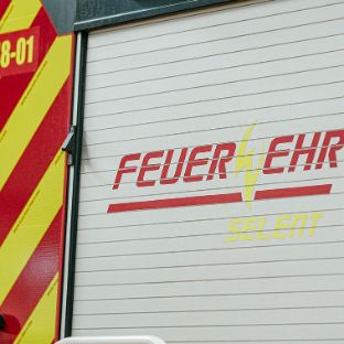 Tür eines Feuerwehrautos mit der Aufschrift "Feuerwehr Selent"