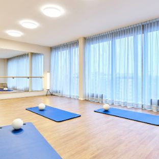 Sportraum mit Matten und Spiegelwand der Blomenburg Tagesklinik Hamburg