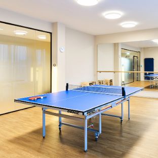 Tischtennisplatte im Sportraum der Blomenburg Tagesklinik Hamburg