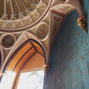 Tiefblaue historische Tapete und goldenes Deckengewölbe