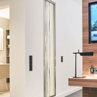 Gästezimmer in warmen Farbtönen mit Flachbildschirm und Badezimmerzugang
