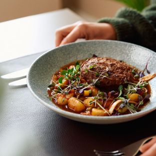 Voller Teller mit hochwertiger Speise in Restaurant