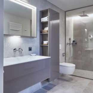 Modernes und komfortables Badezimmer in einem Patientenzimmer der Blomenburg Privatklinik