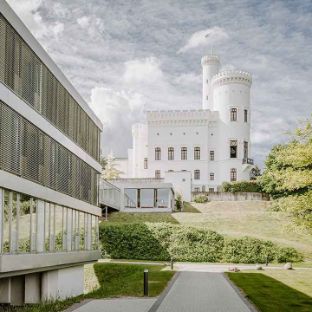 Historische Burganlage der Blomenburg Privatklinik mit angrenzendem Neubau Blick auf die historische Burganlage der Blomenburg Privatklinik und dem daran angrenzenden Neubau