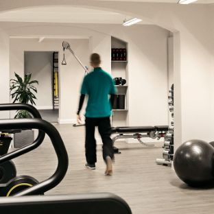 Angeleitet trainieren im hauseigenen Fitnessstudio der Blomenburg Privatklinik