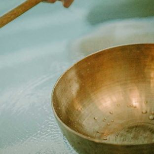 Musiktherapie mit der Klangschale im Wasser in der Blomenburg Privatklinik Die Klangschale kann im Rahmen der Musiktherapie in der Blomenburg Privatklinik auch im Wasser genutzt werden.