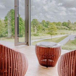 Die Lounges & der Wintergarten in der Blomenburg Privatklinik bestechen mit einem grünen und weitläufigen Blick