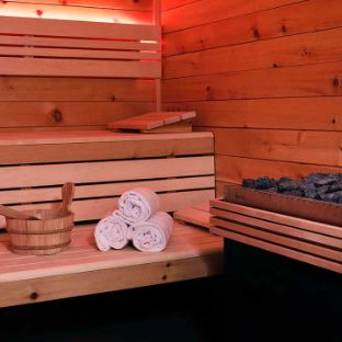 Sauna im Wellnessbereich in der Blomenburg Privatklinik Angeleitete Saunagänge in der Sauna des Wellnessbereiches in der Blomenburg Privatklinik