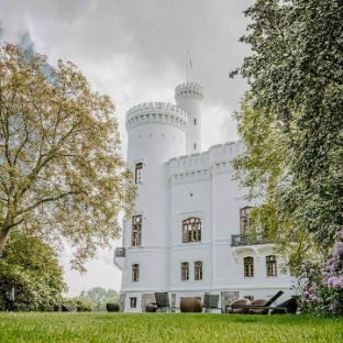 Der blühende Schlossgarten der Blomenburg Privatklinik im Sommer