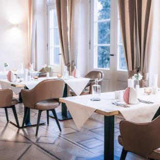 Am Restaurant angrenzender Speisesaal in der historischen Burg der Blomenburg Privatklinik Speisesaal – Restaurant in der Blomenburg Privatklinik