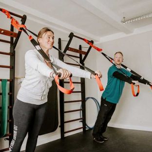 Patientin während der Sporttherapie in der Blomenburg Privatklinik Sporttherapeut Dennis Schmöde während der Sporttherapie mit einer Patientin in der Blomenburg Privatklinik