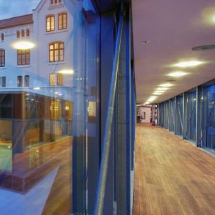 Gläserner Übergang zwischen dem Neubau und dem historischen Teil der Blomenburg Privatklinik Gläserne Brücke verbindet Neubau und Burganlage der Blomenburg Privatklinik miteinander.