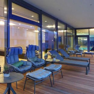 Außenbereich des Schwimmbads in der Blomenburg Privatklinik Der Außenbereich des Wellnessbereichs in der Blomenburg Privatklinik grenzt an das Schwimmbad im Kreuzgewölbe an.