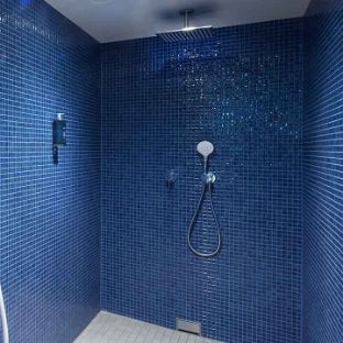Dusche im Wellnessbereich der Blomenburg Privatklinik Der Wellnessbereich der Blomenburg Privatklinik ist mit modernen Duschen ausgestattet.