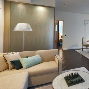 Patientenzimmer in der Blomenburg Privatklinik Blick auf den Fernsehen und die Sitzecke in der Luxus Suite (Patientenzimmer) der Blomenburg Privatklinik