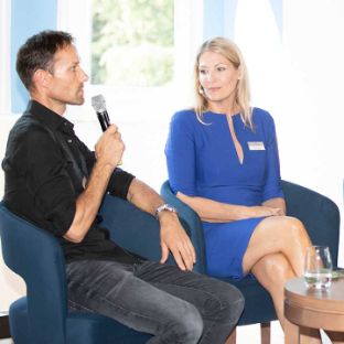 Sven Hannawald und Nova Meierhenrich sprachen bei der Podiumsdiskussion mit Frau Dr. Stephanie Grabhorn und Nina Marlisa Lenzi über ihre persönliche Erfahrungen mit psychischen Erkrankungen wie Depressionen oder Burnout.