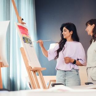 Patientin mal in der Kunsttherapie der Blomenburg Frankfurt