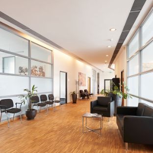 Bild: Flur mit den Sitzmöglichkeiten und den Zugängen zu den verschiedenen Räumen im Fachzentrum Falkenried