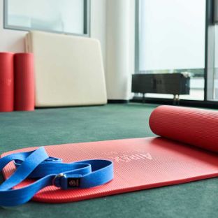 Bild: Matte und Bänder im Raum für die Körpertherapie im Fachzentrum Falkenried