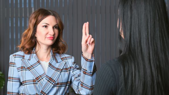 Eye Movement Desensitization and Reprocessing Junge Therapeutin führt die EMDR Methode mit Patientin durch