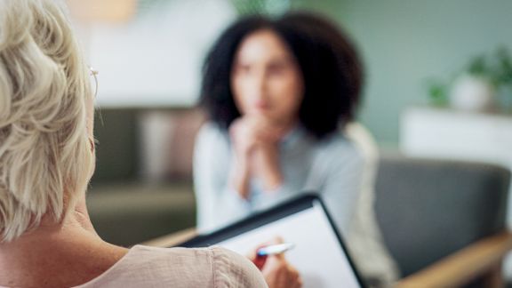 Ärztin und Patientin im Gespräch