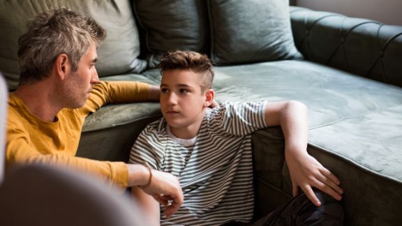 Offene Kommunikation in der Familie Schulangst Vater unterhält sich besorgt mit seinem Sohn