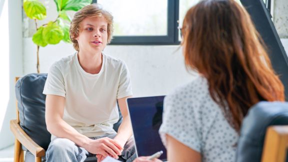 Kinder- und Jugendambulanz Frankfurt - Behandlungsangebote Teenager in Therapiegespräch