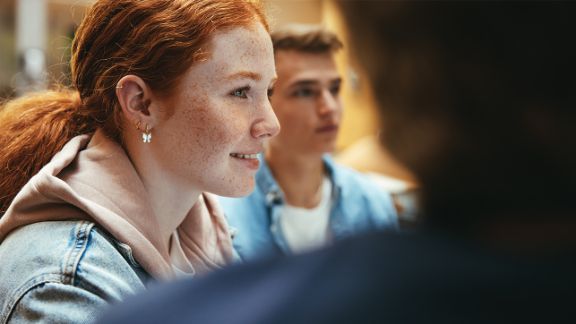 Kinder- und Jugendambulanz Frankfurt - ein sicherer Ort Junges Mädchen lächelt im Freundeskreis