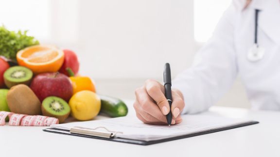 Mann analysiert den Nährstoffhaushalt eines Patienten, um Ernährungsgewohnheiten und Mangelerscheinungen aufzudecken. Ein Ungleichgewicht des Nährstoffhaushaltes kann psychische Erkrankungen wie die Depression begünstigen. Die Blomenburg Privatklinik beachtet Ihren einzigartigen Nährstoffhaushalt (orthomolekulare Medizin).