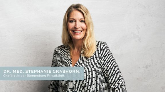 Portraitfoto von Dr. Stephanie Grabhorn mit Titel auf dem Bild, Chefärztin der Blomenburg Privatklinik Foto von Dr. Stephanie Grabhorn, Chefärztin der Blomenburg Privatklinik