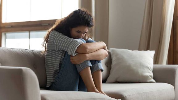 Die Symptome von Angststörungen können äußerst belastend sein. Der MeDi-Guide Ratgeber erklärt die Anzeichen und Therapiemöglichkeiten.